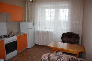 スィクティフカルにある1-к квартира Покровский бульвар, 11のキッチン(テーブル、椅子付)、窓が備わります。