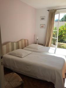 ポルティシオにあるCorse Villa Pieds Dans L Eauのベッドルーム(大きな白いベッド1台、窓付)