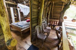 una camera con un letto e sedie in una casa di Chami's Place a Hikkaduwa