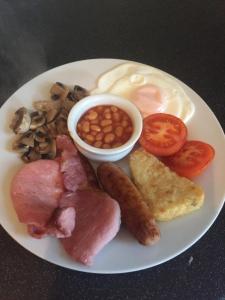 um prato de comida para o pequeno-almoço com ovos, bacon, feijão e tomate em Spaview em Bridlington