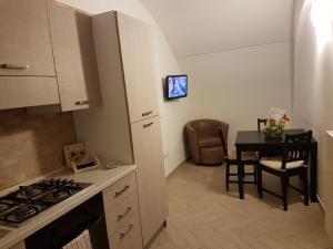 a kitchen with a stove and a table with a chair at Il Purgatorio in Barletta