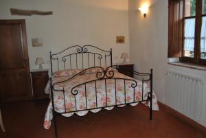 モンテプルチャーノにあるFrateria Di San Benedettoのベッドルーム1室(毛布付きのベッド1台付)