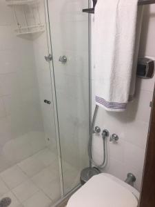 un bagno con doccia in vetro e WC di Barra Summer flat a Salvador Altre 18 foto