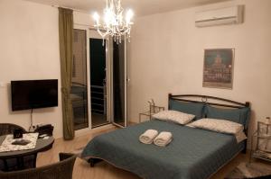 een slaapkamer met een bed met twee witte handdoeken erop bij Villa Espero in Trogir