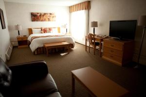 Ένα ή περισσότερα κρεβάτια σε δωμάτιο στο Westlock Inn & Conference Centre