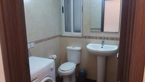 een badkamer met een toilet, een wastafel en een spiegel bij Da Vinci Court in Msida