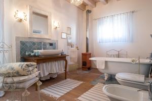 y baño con bañera y lavamanos. en B&B Maison Parco Del Brenta en Curtarolo