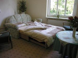 A bed or beds in a room at Ferienwohnung-im-historischen-Kaufhaus-Angeln