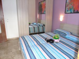 Postel nebo postele na pokoji v ubytování APARTMENT Aurora & Nicole IDEAL per bike 1 free parkings large e wi-fi free e x family mtb climbing con terazza vista mare