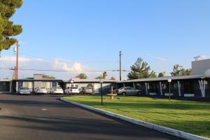 Una donna è in piedi davanti a un parcheggio di New Corral Motel a Victorville