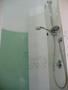 bagno con doccia e porta in vetro di Hotel Savoia a Procida