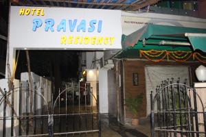 un edificio con un cartel que lee la residencia de los bravais en Pravasi Residency, en Thane