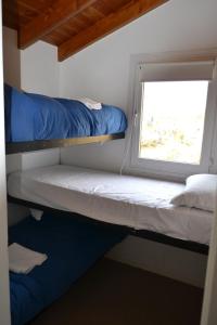 ein Zimmer mit zwei Etagenbetten und einem Fenster in der Unterkunft Complejo Mil50 in San Carlos de Bariloche