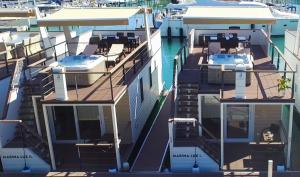 Floating Sea Houses MARINA LUX餐厅或其他用餐的地方