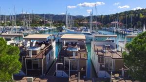 波尔托罗Floating Sea Houses MARINA LUX的停靠在码头的一群船