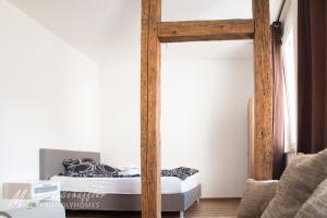 een slaapkamer met 2 bedden en een spiegel bij Smart and Happy Living Fürth in Fürth