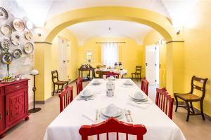 a dining room with a white table and chairs at Hospedaria da Roda in Sousel