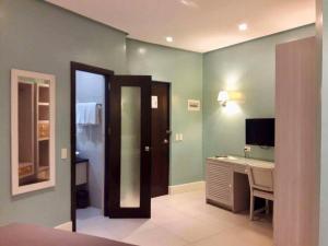 Uma televisão e/ou sistema de entretenimento em Hotel Lorenza
