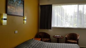 Tempat tidur dalam kamar di Daylesford Central Motor Inn