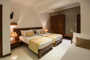 Postel nebo postele na pokoji v ubytování Ceyloni City Hotel