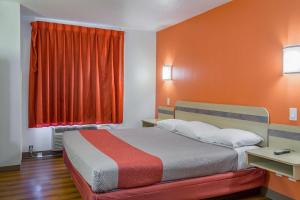 Postel nebo postele na pokoji v ubytování Motel 6-Redmond, OR