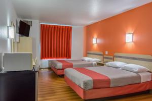 Postel nebo postele na pokoji v ubytování Motel 6-Redmond, OR