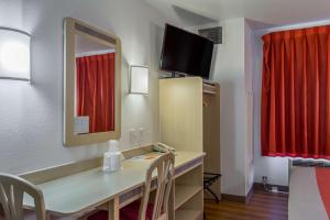 TV a/nebo společenská místnost v ubytování Motel 6-Redmond, OR