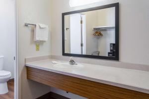 Koupelna v ubytování Motel 6-Madras, OR + 24 fotografií
