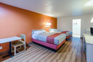 A bed or beds in a room at Motel 6-Lancaster, TX - DeSoto - Lancaster