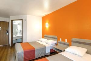Giường trong phòng chung tại Motel 6-Baraboo, WI - Lake Delton-Wisconsin Dells