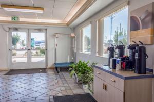 Kuchyň nebo kuchyňský kout v ubytování Motel 6-Redmond, OR