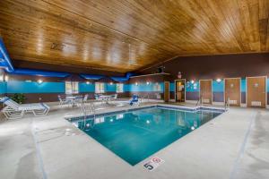 Motel 6-Baraboo, WI - Lake Delton-Wisconsin Dells tesisinde veya buraya yakın yüzme havuzu