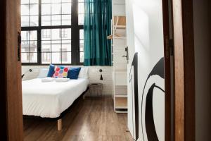 Postel nebo postele na pokoji v ubytování Koba Hostel