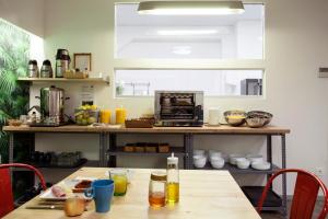 Kuchyň nebo kuchyňský kout v ubytování Koba Hostel