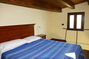 チェファルにあるAppartamenti Mediterraneo - by Vacation Serviceのベッドルーム1室(窓付)