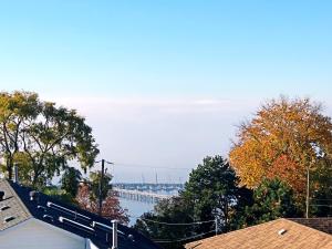 vistas a un río con un puente a lo lejos en Star of the Sea guest house, en White Rock