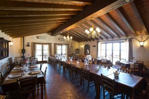 a large dining room with tables and chairs at Hotel Podere Conti in Filattiera