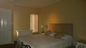 Solari Casa de Huespedes في روزاريتو: غرفة نوم بسرير كبير ونافذة