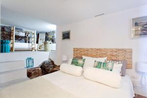 - une chambre avec un lit blanc et 2 oreillers dans l'établissement Nido al Mare - by Vacation Service, à Cefalù