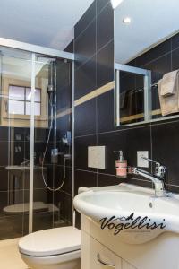 bagno con lavandino bianco e servizi igienici di Hotel Bären ad Adelboden