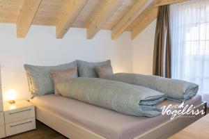 un divano con una coperta sopra di Hotel Bären ad Adelboden