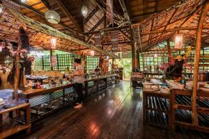 En restaurant eller et andet spisested på Borneo Tropical Rainforest Resort