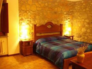 ein Schlafzimmer mit einem Bett und zwei Nachttischen in der Unterkunft Agriturismo Cioccoleta in Orvieto