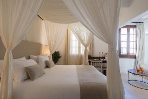 Cama o camas de una habitación en S'Hotelet d'es Born - Suites & SPA