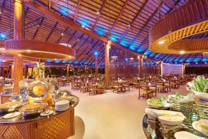Restaurace v ubytování Kuredu Island Resort & Spa