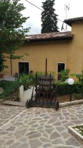 a wooden bench sitting in front of a house at Casale Mammarella in LʼAquila