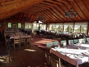 RadibušEtno Restoran Ranc的建筑物内有桌椅的餐厅