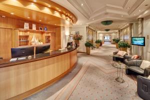 a lobby of a hotel with a waiting room at Hotel Winkelried am See in Stansstad