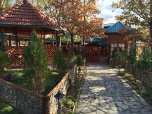 Etno Restoran Ranc外面的花园