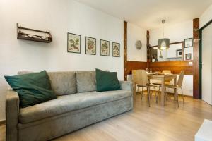 a living room with a couch and a table at Apartment Chamois Blanc 1 in Chamonix-Mont-Blanc